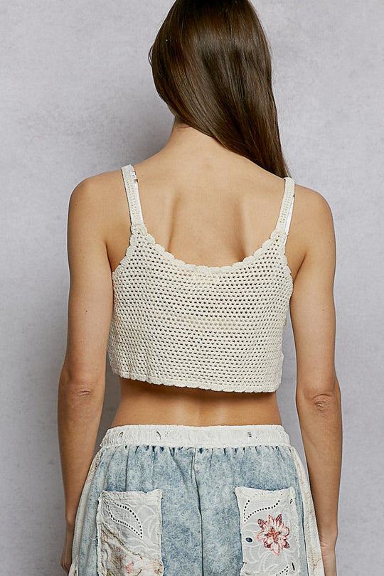 Rückansicht: Ivory cropped crochet cami mit Trägern und feinem Lochmuster