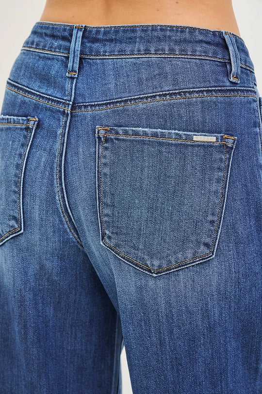 Detailansicht: Gesäßtasche und Ziernähte einer Baggy-Jeans in dunkler Waschung