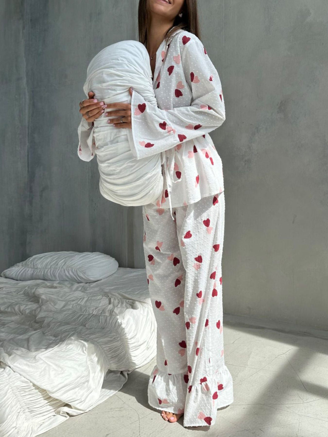 Herzprint-Loungewear: langes Oberteil und Schlaghose, V-Ausschnitt