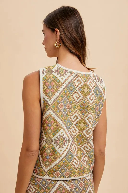 Back view: sleeveless jacquard vest with geometric print and round neckline trim