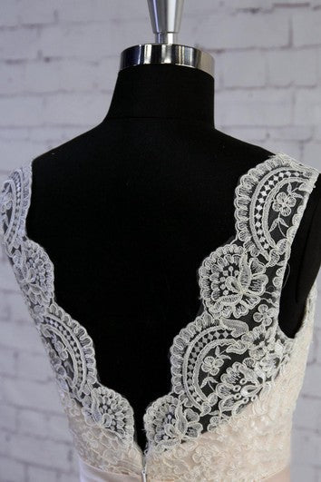 Ivory lace back detailing with scalloped edge and satin bodice on the dress