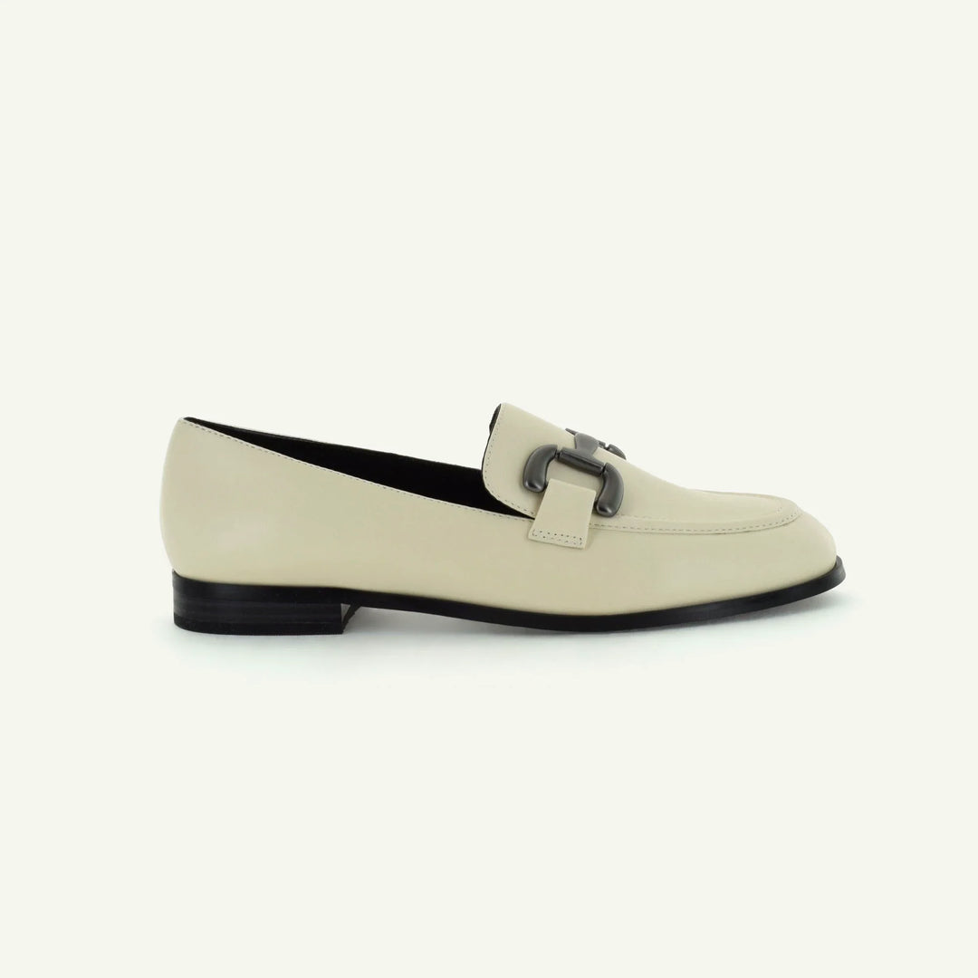 GEORGINA classic loafer ecru con fibbia grigia e suola nera