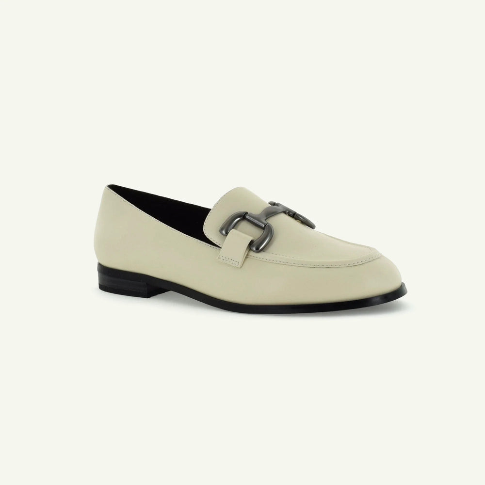 Loafer ecru con fibbia sul davanti e suola nera a tacco basso