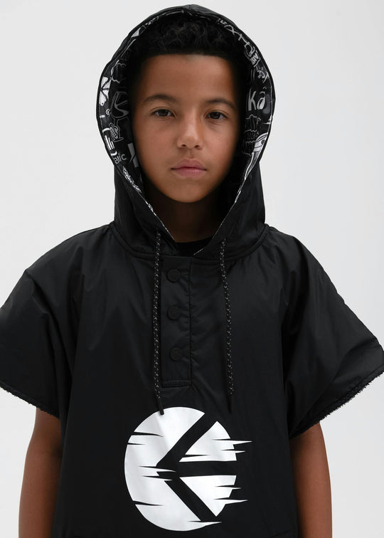 Schwarzer Kids-Umziehponcho mit Kapuze, weißes Motion-Logo und Kordelzug