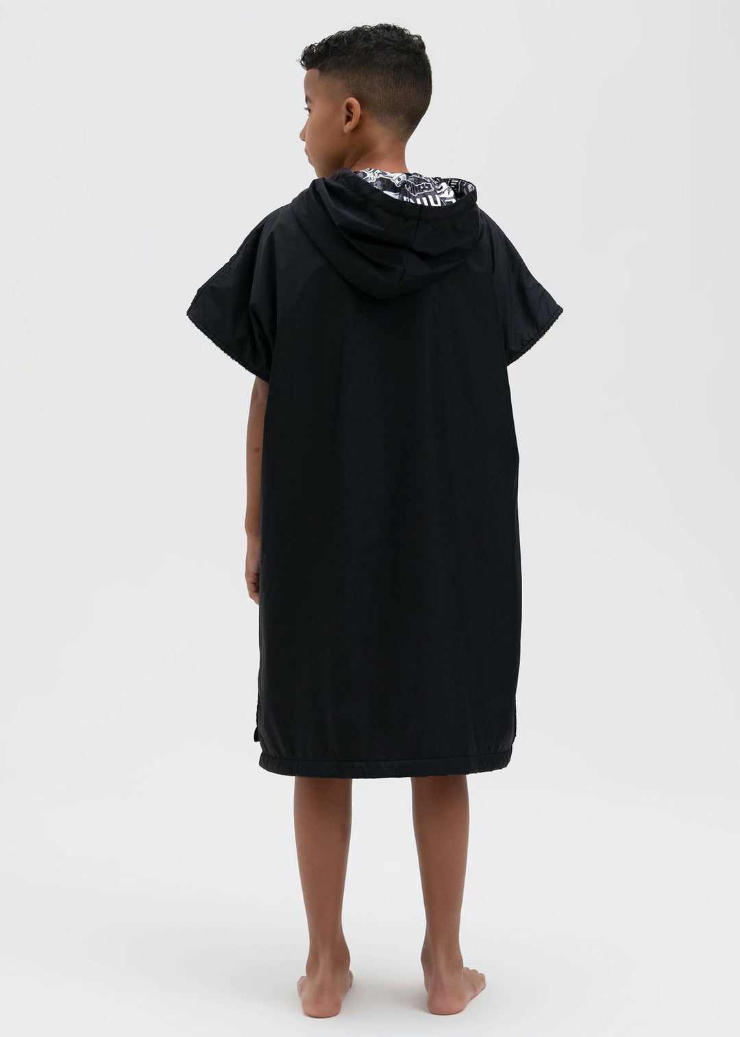 Schwarzer Kids Changing Poncho, Rückansicht mit Kapuze und kurzen Ärmeln
