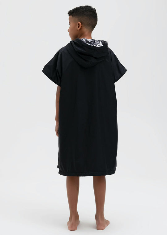 Schwarzer Kids Changing Poncho, Rückansicht mit Kapuze und kurzen Ärmeln