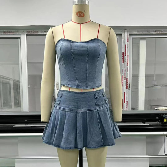 Denim-Set auf Schneiderpuppe: trägerloses Bustier-Top + Falten-Minirock, blau