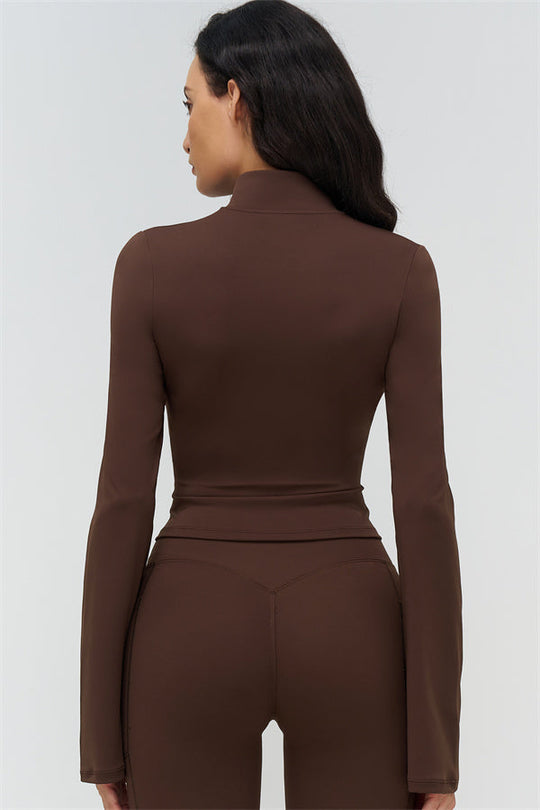Vista trasera del set marrón: chaqueta de cuello alto y cintura alta en leggings