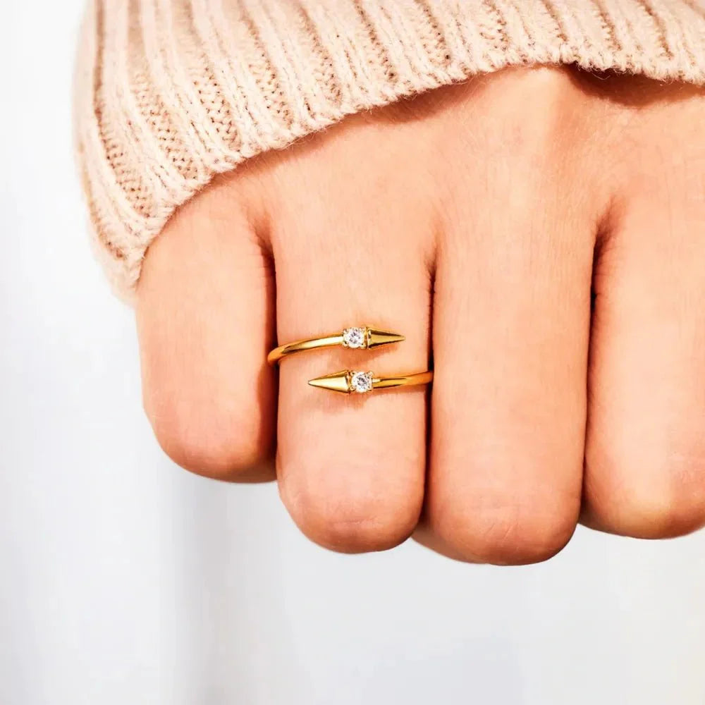 Arrowlight Ring, gold, two arrow points separated by a round crystal stone