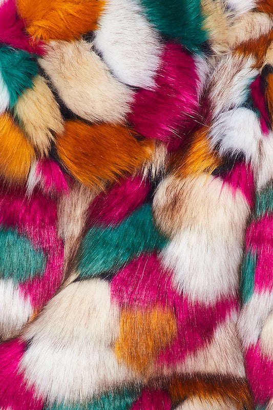 Detailansicht: bunte Faux-Fur-Streifen und Fellapplikationen