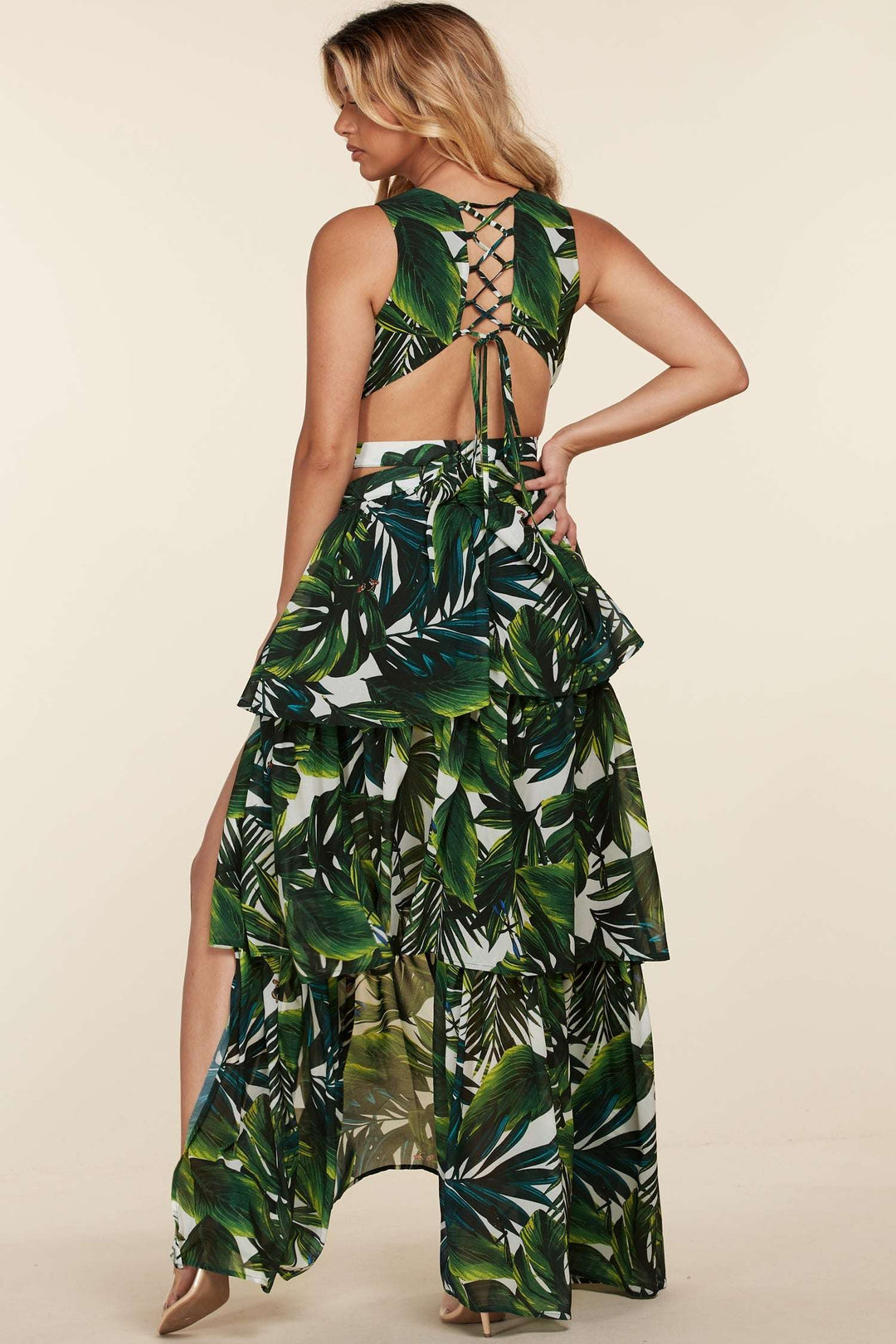 Tropical leaf maxi dress verde con espalda en cordones y falda larga con capas