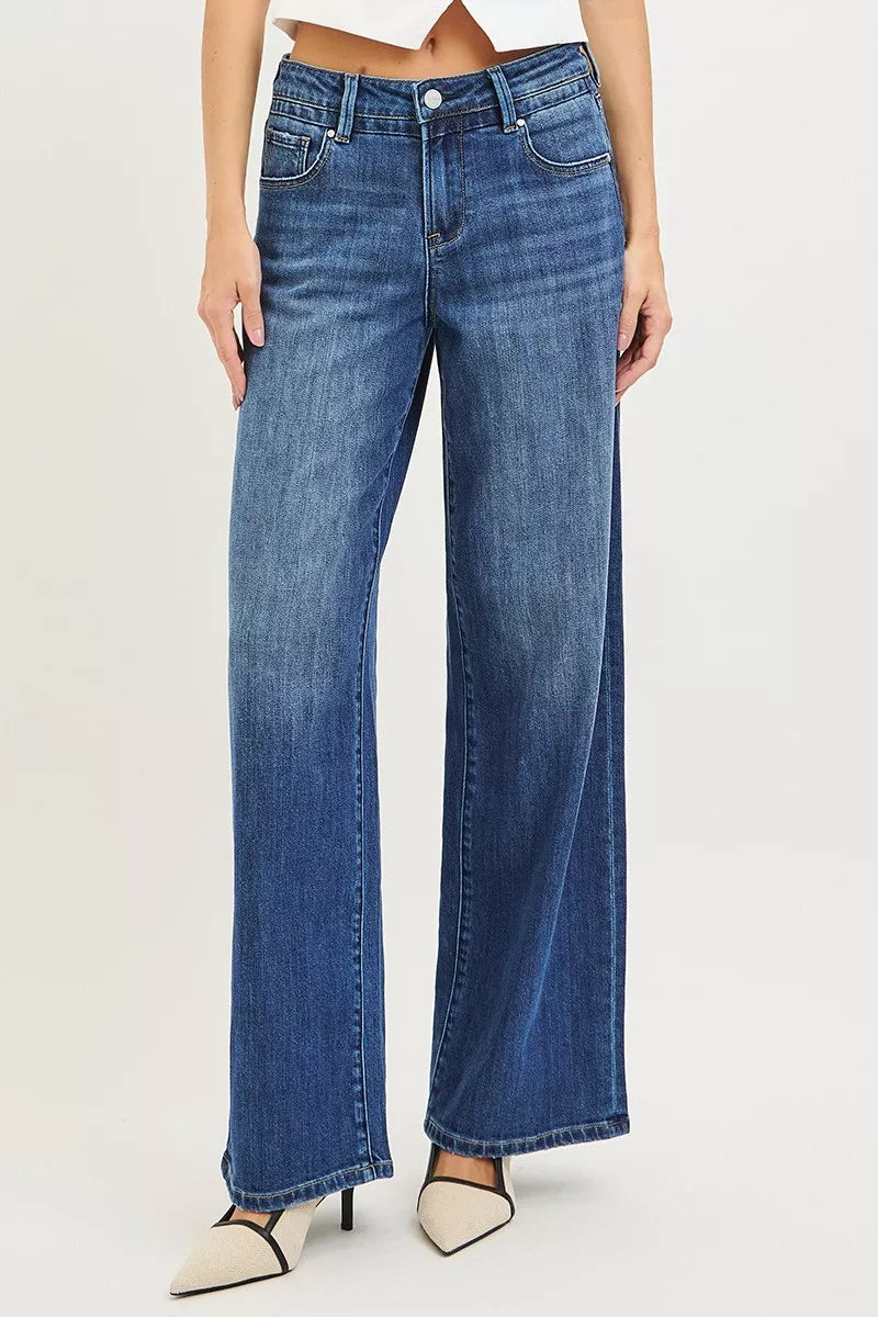 Frontansicht: Baggy-Jeans mit dunkler Waschung, weitem Bein und Taschen an den Seiten