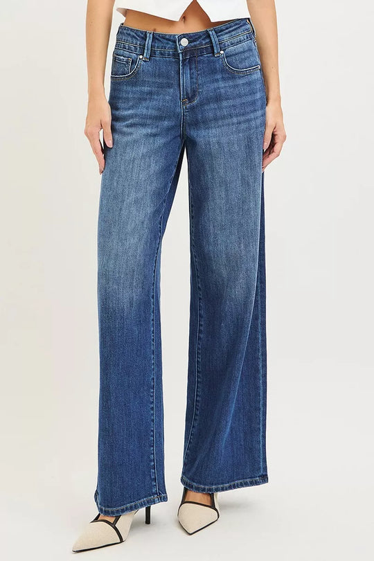 Frontansicht: Baggy-Jeans mit dunkler Waschung, weitem Bein und Taschen an den Seiten