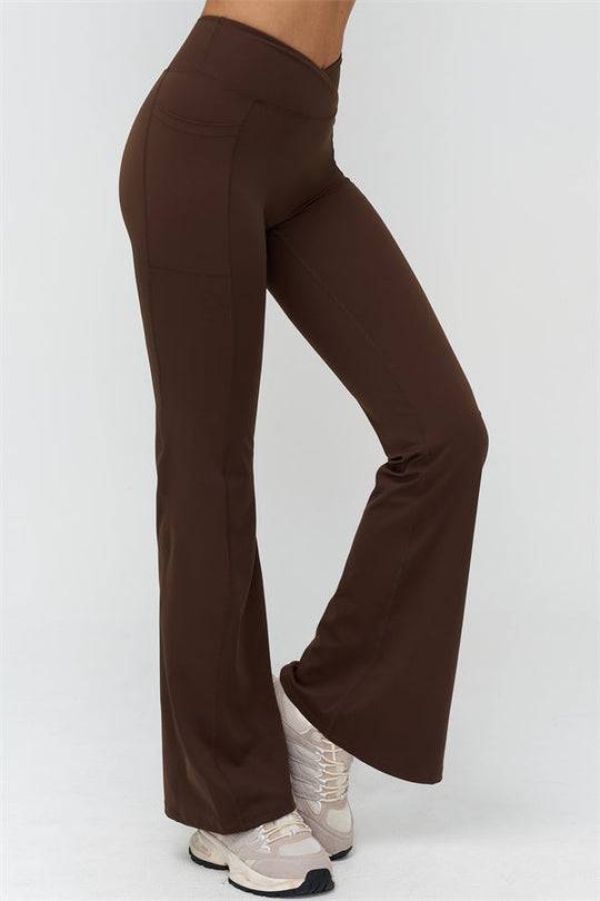 Piernas de leggings acampanados marrón con cintura alta y costuras marcadas