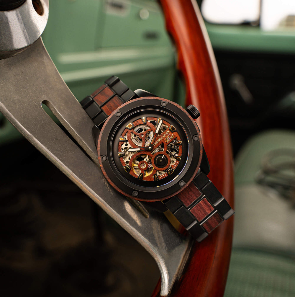 Heritage Rugged Automatic 44mm: Seitenansicht mit schwarzen Gliedern und Holz-Details