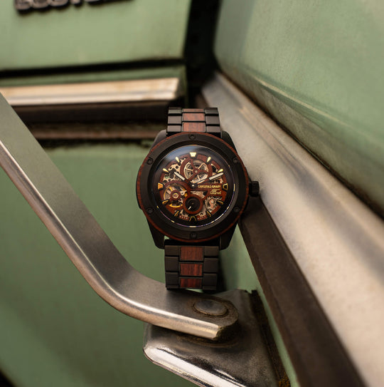 Heritage Rugged Automatic 44mm Uhr mit Holz-Einsatz am Rand und schwarzem Gliederband