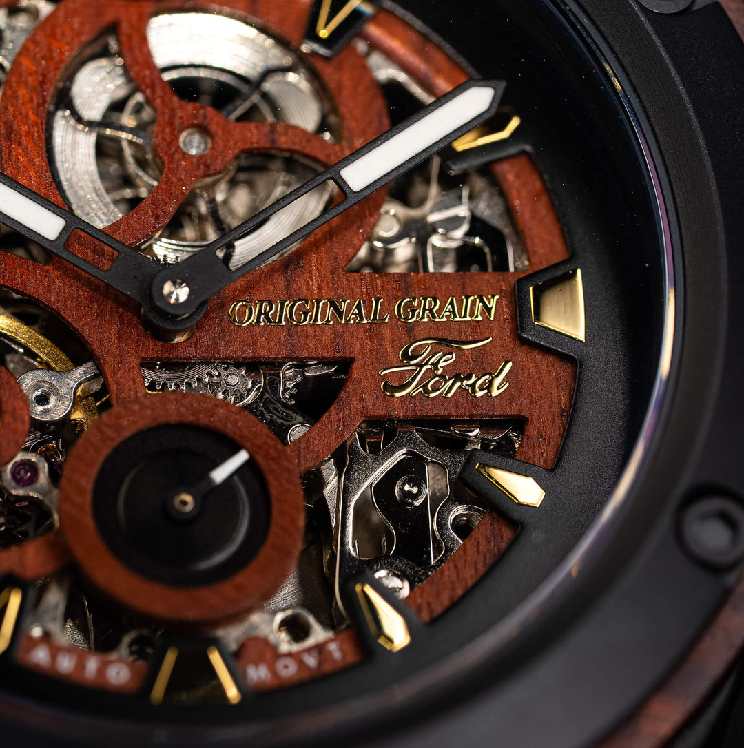 Nahaufnahme: Heritage Rugged Automatic 44mm Zifferblatt mit Holzkranz und goldenen Markern