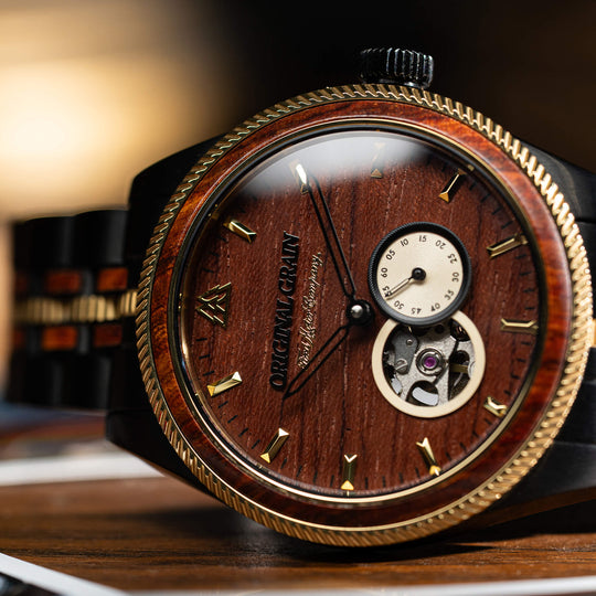 Vintage Gold 40-mm Automatik-Uhr Nahaufnahme: braunes Holz-Zifferblatt, goldene Lünette