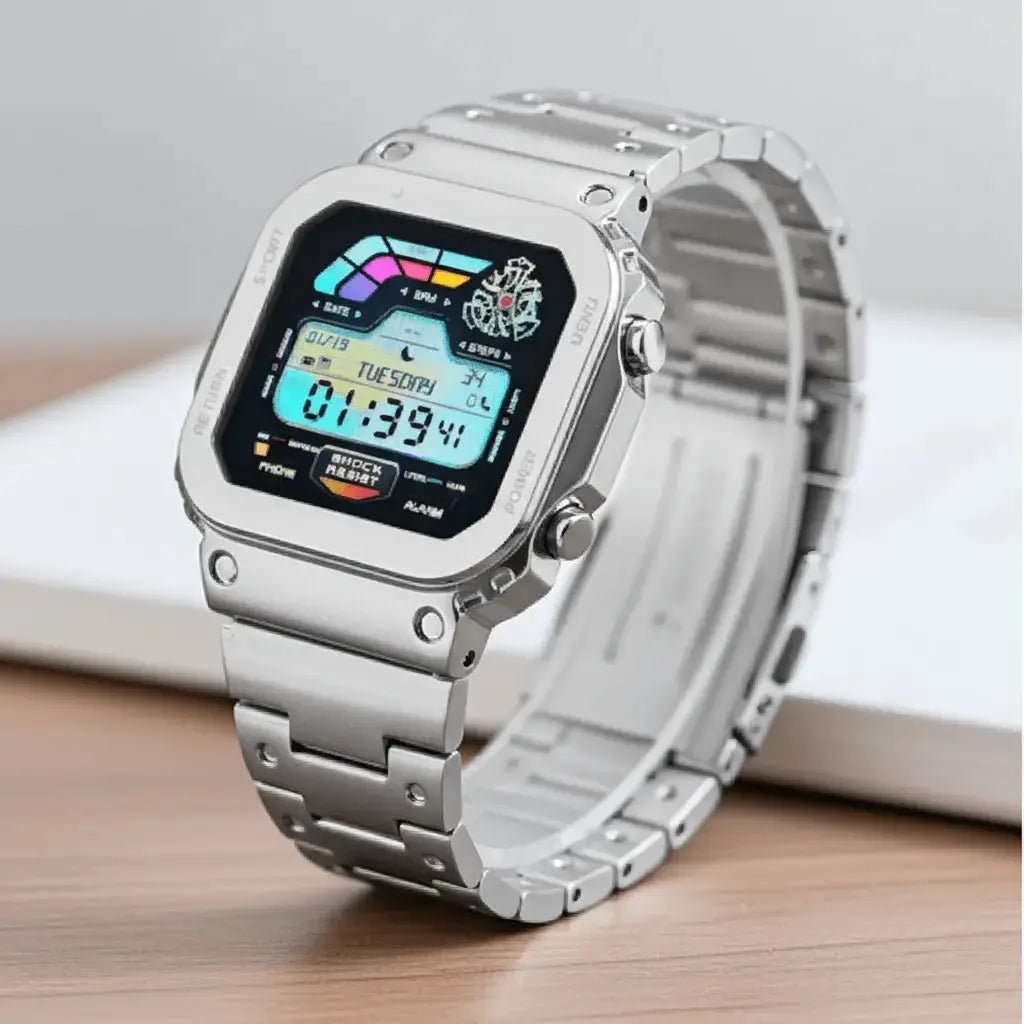 Silberne Smartwatch schräg von der Seite, Metallgliederarmband und Digitalanzeige