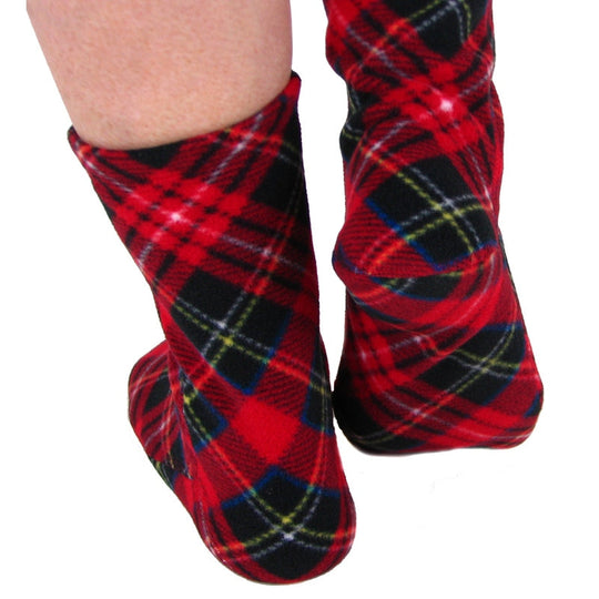 Nahaufnahme: karierte Fleece-Socken, rot mit dunkelblauem und grün-gelbem Karomuster