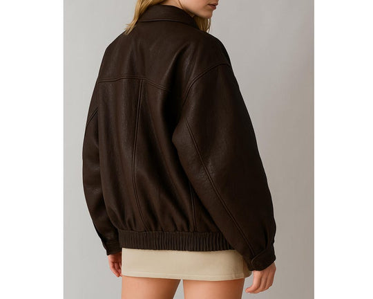 Seitansicht brauner Oversize Bomber-Lederjacke mit elastischen Bündchen