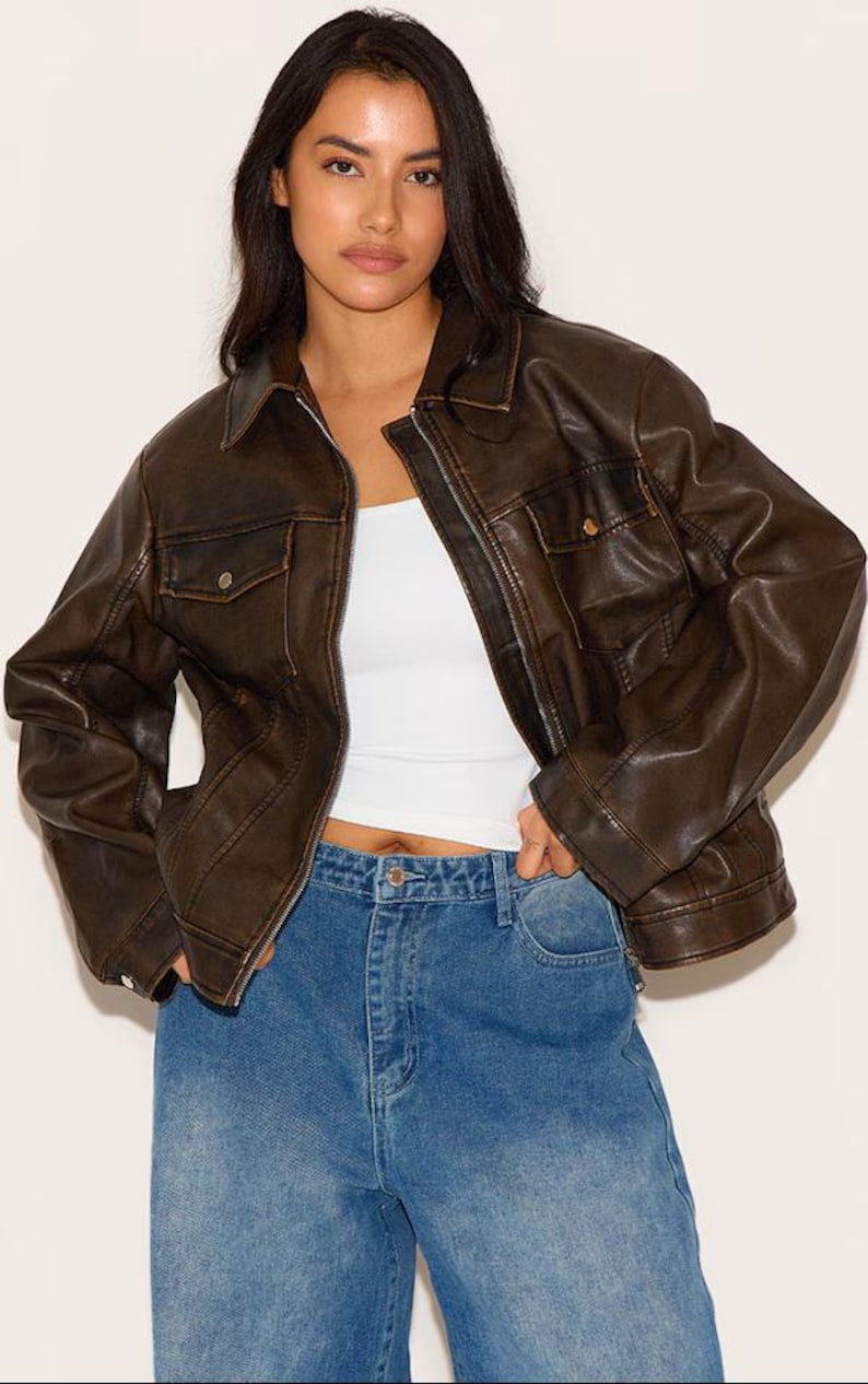 Braune Oversize Lederjacke für Damen mit Reißverschluss, Hemdkragen und Brusttaschen