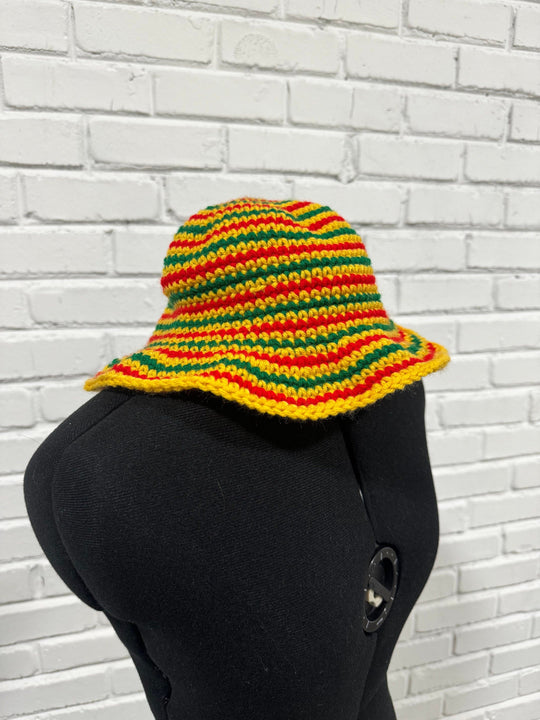 Bucket-Hut aus Häkel mit Rasta-Streifen in gelb, grün und rot