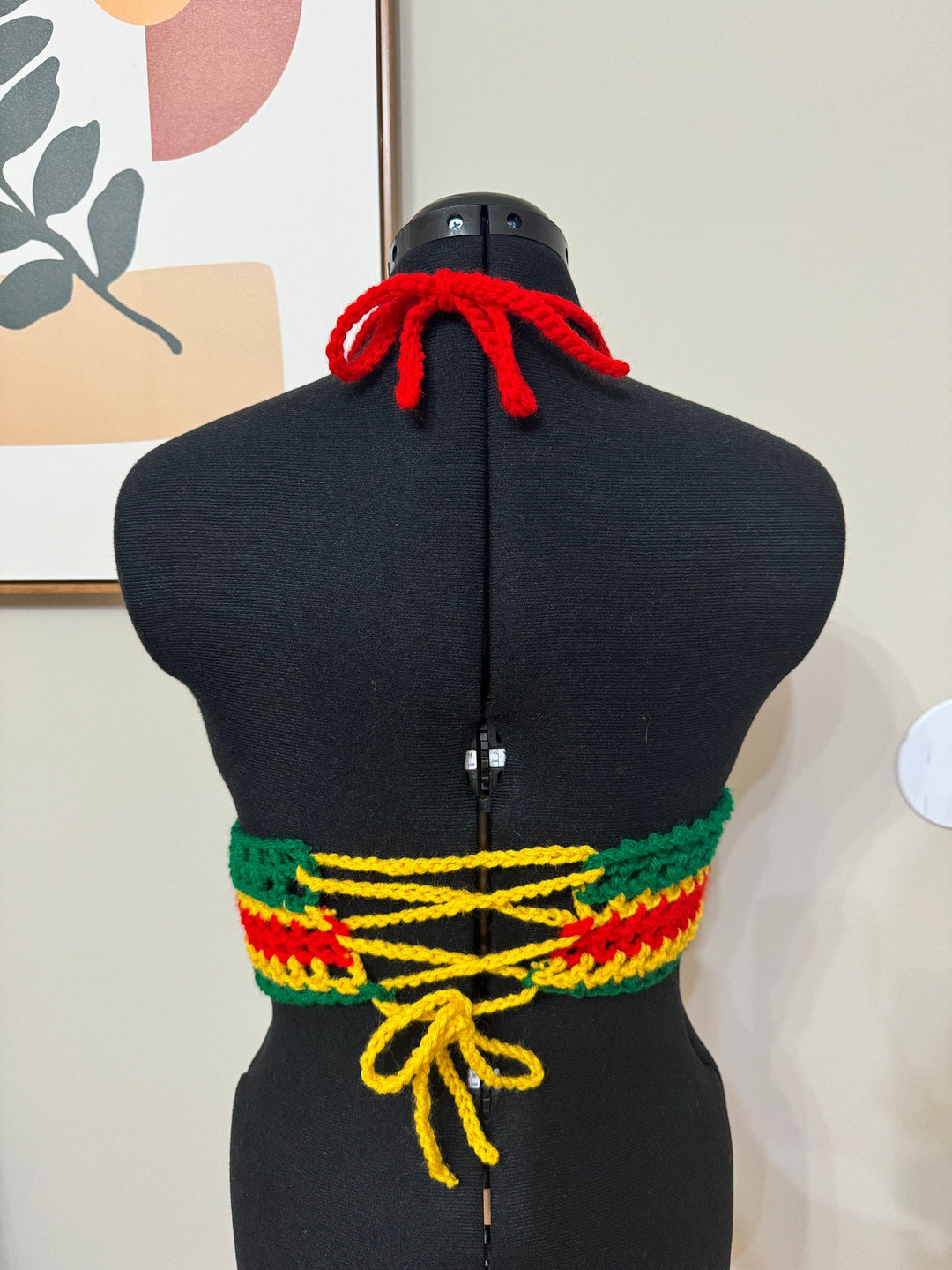 Rückansicht Häkel-Crop-Top mit Bindebändern und Rasta-Streifenmuster