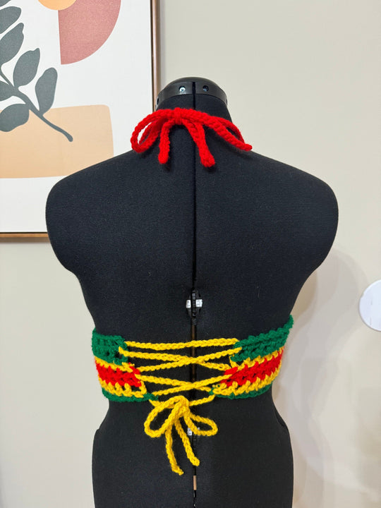 Rückansicht Häkel-Crop-Top mit Bindebändern und Rasta-Streifenmuster