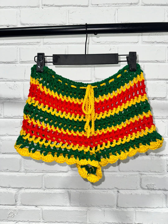 Häkel-Shorts mit breitem Bund und Bindeband im Rasta-Streifenmuster