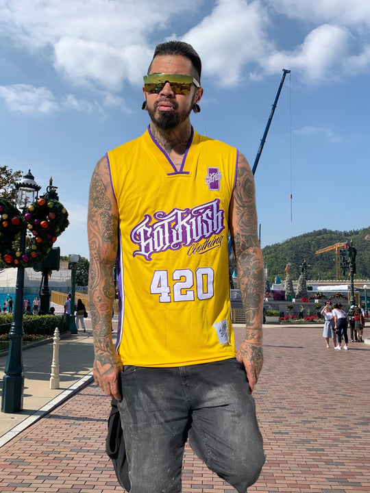 Creed Basketball Jersey gelb mit rotem Rand, „420“ Frontprint und Label am Saum
