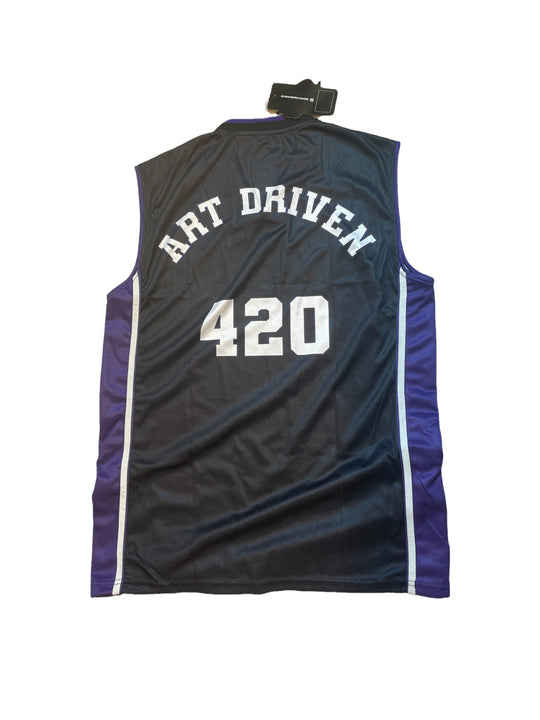 Creed Basketball Jersey dunkel mit „ART DRIVEN“ und „420“ auf der Rückseite