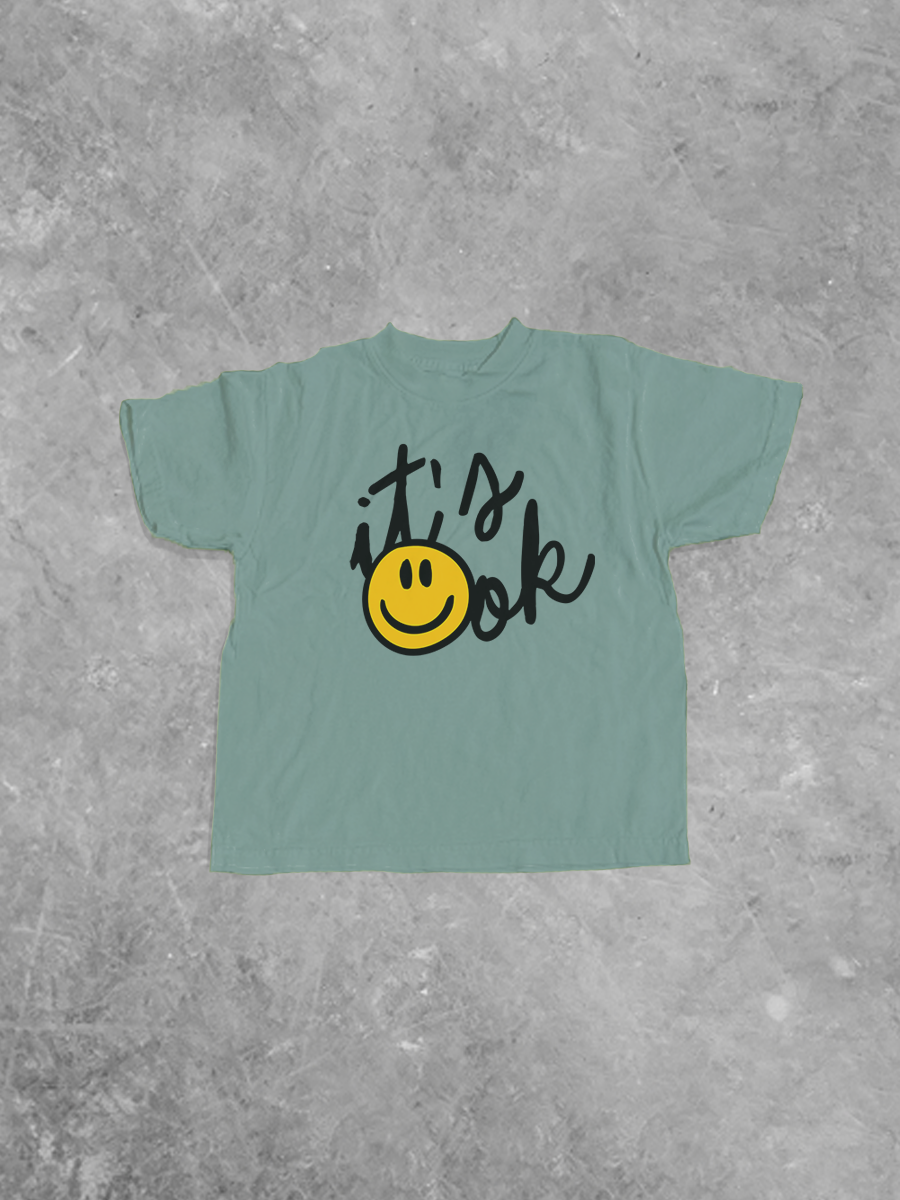 Kids-T-Shirt Arctic Green mit Frontprint „It’s ok“ und gelbem Smiley