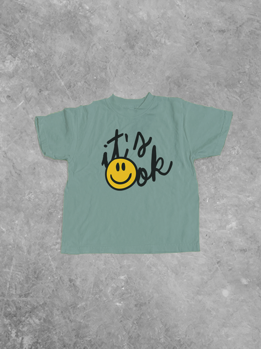 Kids-T-Shirt Arctic Green mit Frontprint „It’s ok“ und gelbem Smiley
