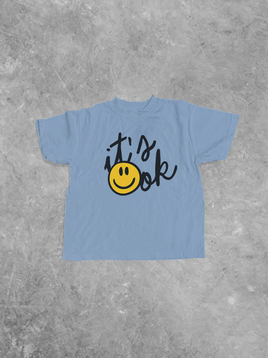 Kids-T-Shirt Clear Blue mit Frontprint „It’s ok“ und gelbem Smiley