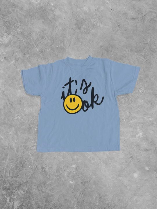 Kids-T-Shirt Clear Blue mit Frontprint „It’s ok“ und gelbem Smiley
