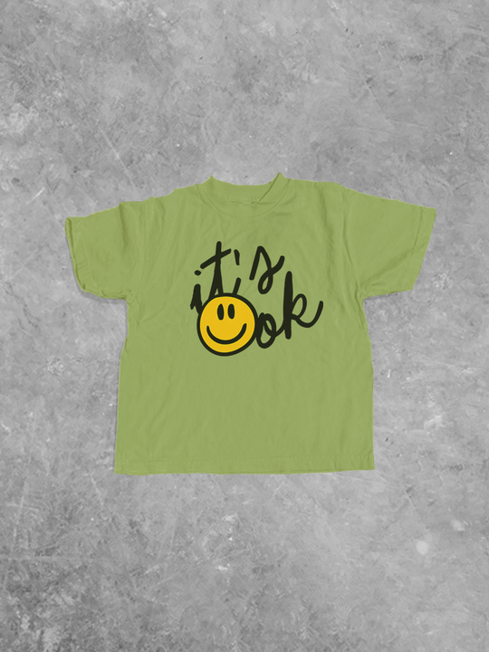 Kids-T-Shirt Green mit Frontprint „It’s ok“ und gelbem Smiley
