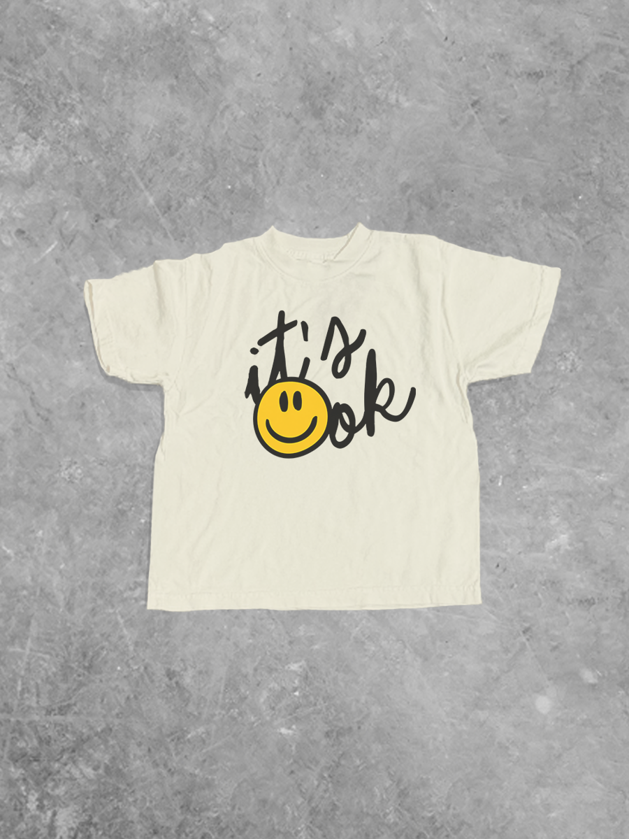 Kids-T-Shirt Ivory mit Frontprint „It’s ok“ und gelbem Smiley
