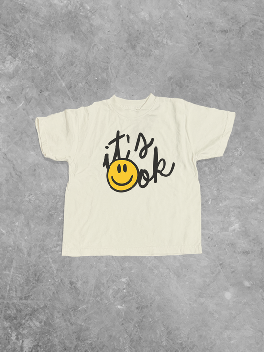 Kids-T-Shirt Ivory mit Frontprint „It’s ok“ und gelbem Smiley