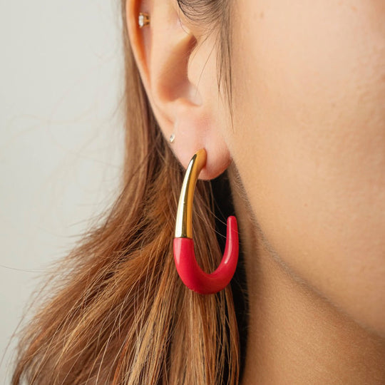 J Hoop earrings in Pink mit goldenen Enden, getragen am Ohr
