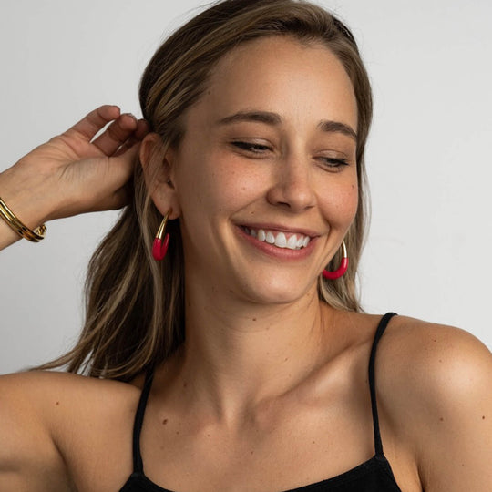 J Hoop earrings in Pink mit goldenen Enden, seitlicher Blick