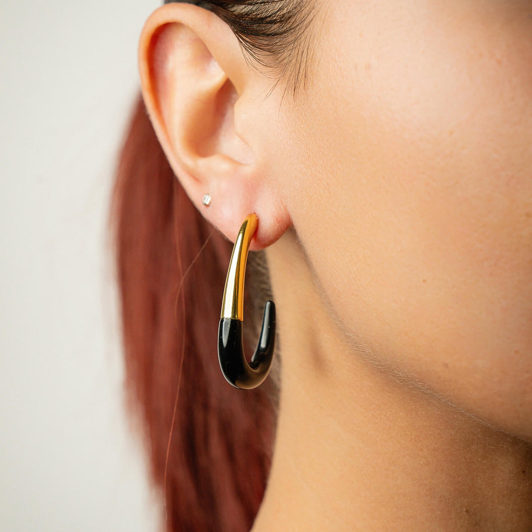 J Hoop earrings mit schwarzem Mittelteil und goldenen Bügelenden am Ohr