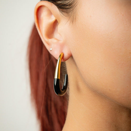 J Hoop earrings mit schwarzem Mittelteil und goldenen Bügelenden am Ohr