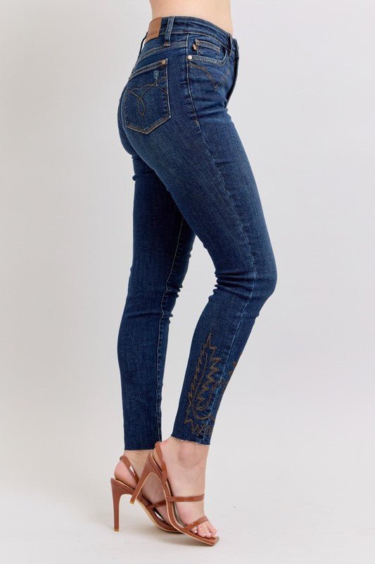 Seitansicht dunkelblaue Skinny-Jeans, Stickerei am unteren Bein