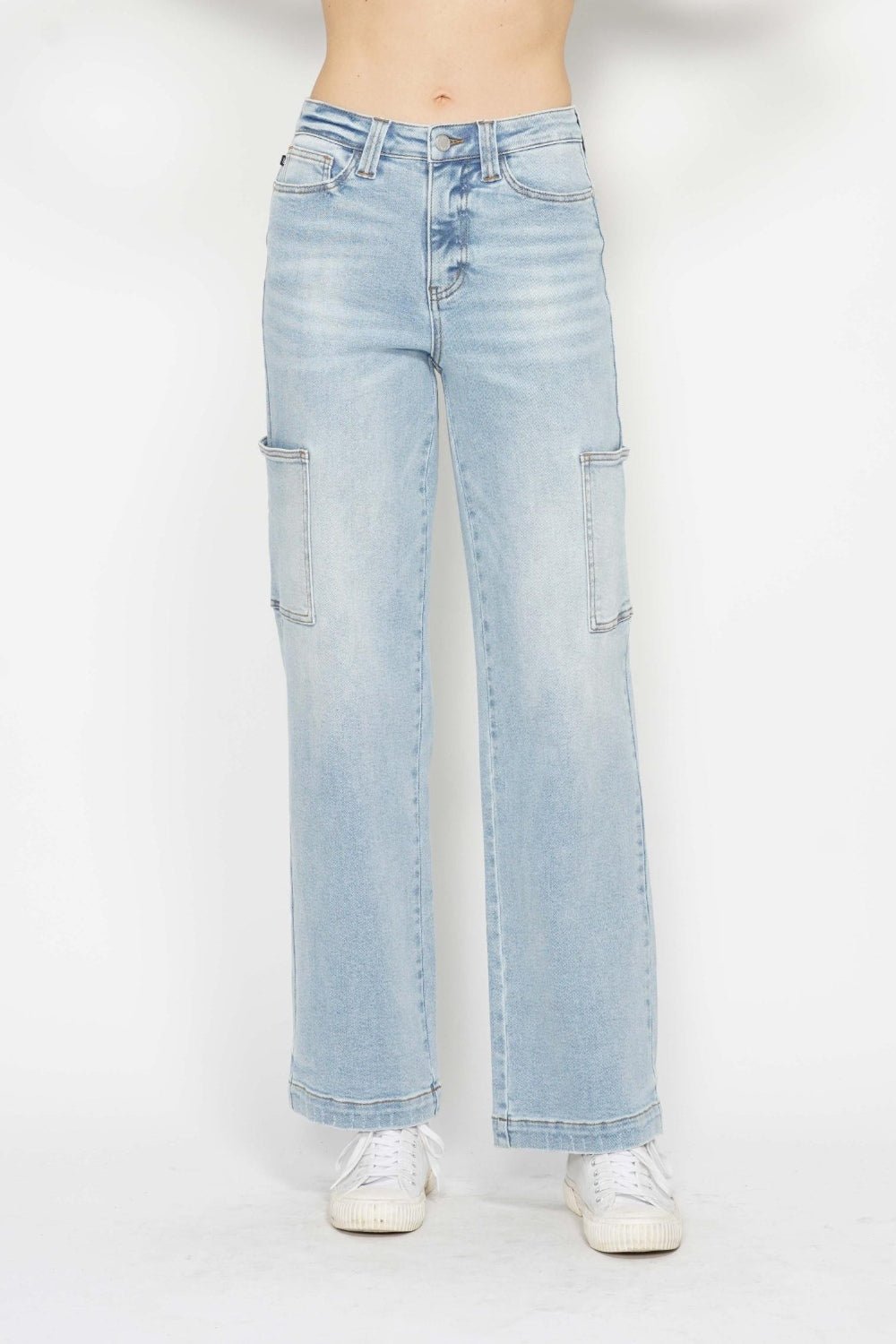 Light high-waist straight cargo jeans in light wash with front hand and cargo pockets
