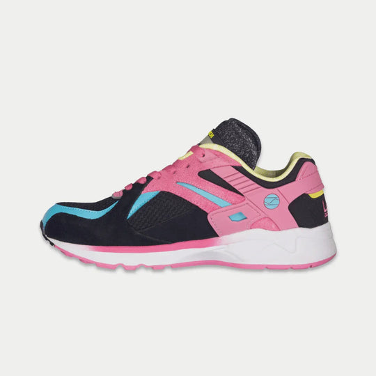 Lowtop-Sneaker seitlich: rosa Textil, schwarze Front, hellblaue Streifen