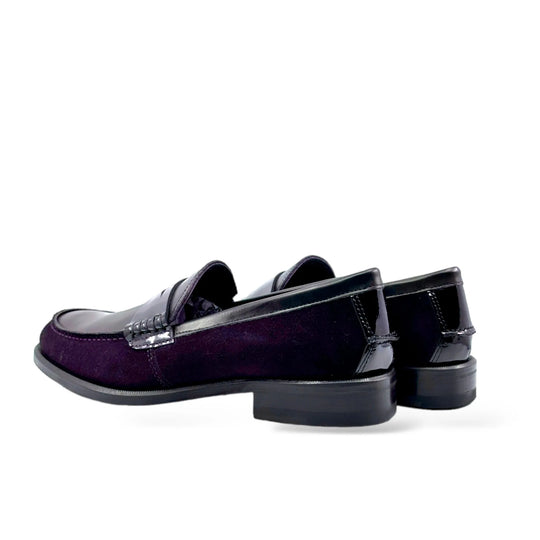 Damen-Loafer von hinten: schwarze Ferse, dunkelviolettes Obermaterial, Blockabsatz