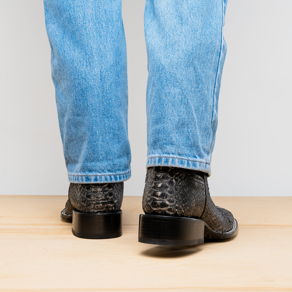Missouri Stone White: botas tobilleras de cuero negro texturizado, tacón grueso