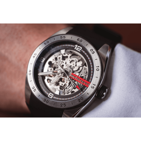 Motorsport Turbo Automatic Uhr im Nahblick, Zifferblatt mit rotem Akzent am Rotor