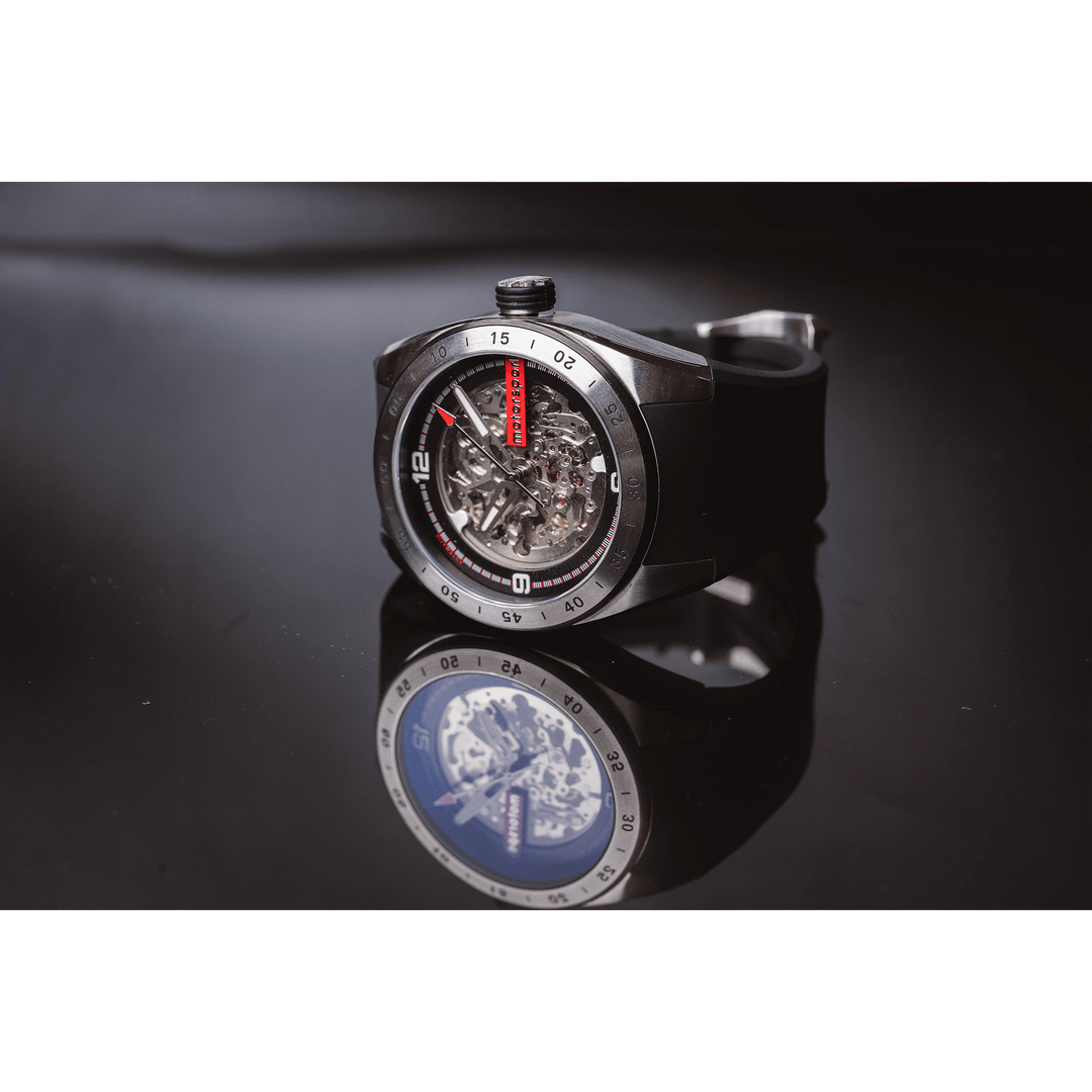 Motorsport Turbo Automatic Uhr, schräger Blick auf Gehäuse und schwarzes Armband